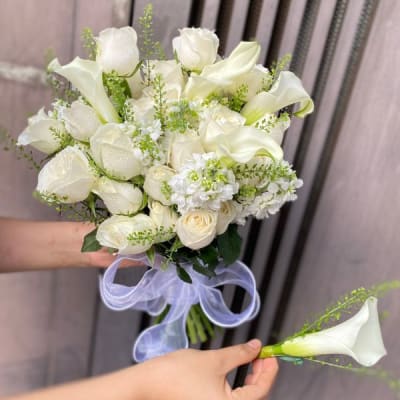 Wedding Flowers in the Bride's Hand HC17