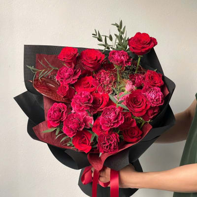 Red bouquet for expressing love HB306