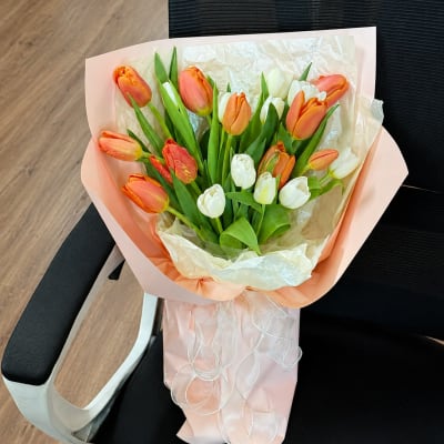Bó hoa tulip cam mix trắng HB313