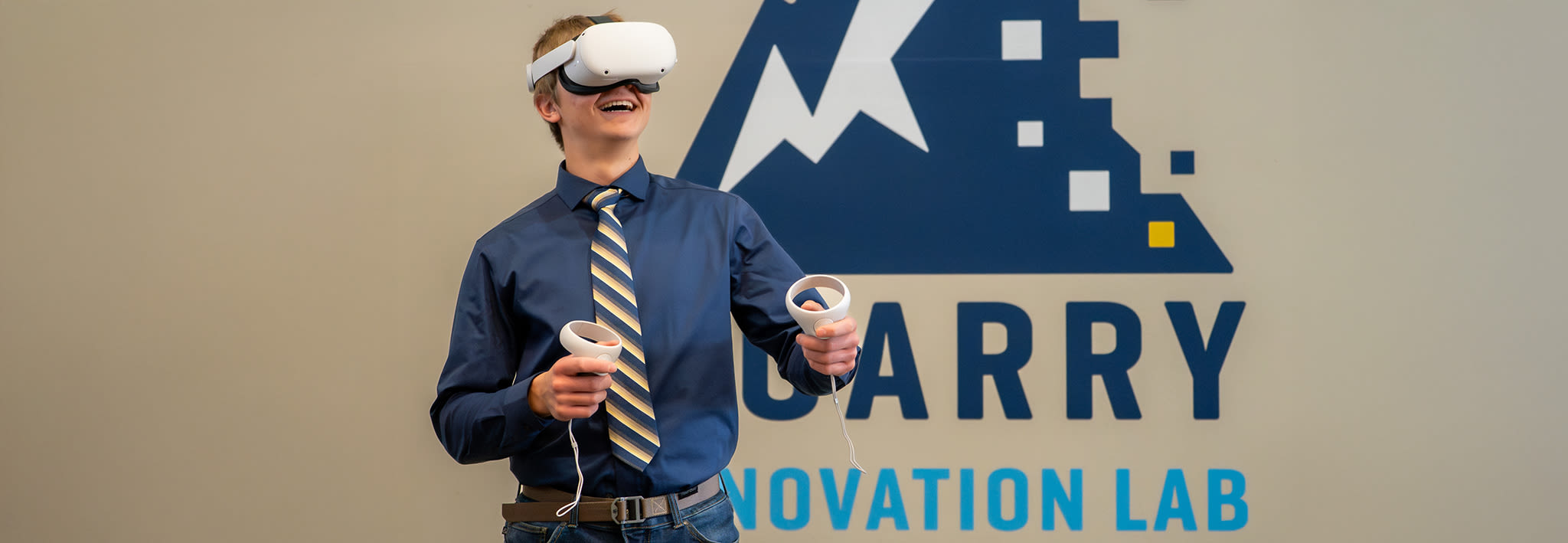 A student uses virtual reality equipment in the Quarry Innovation Lab