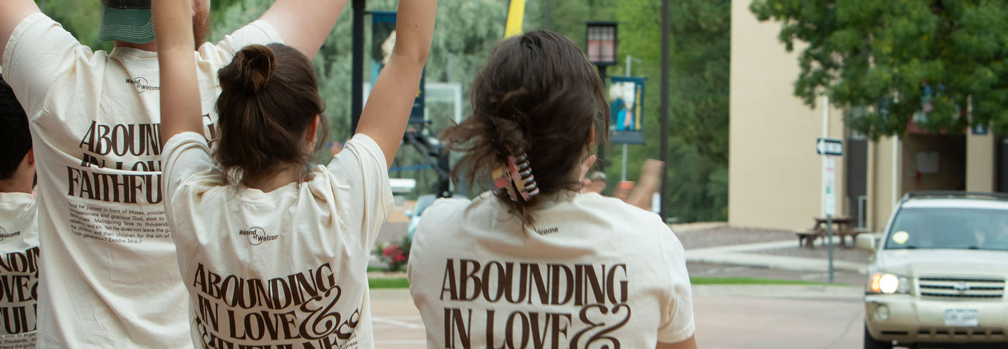 ccu students cheering as a car arrives to orientation