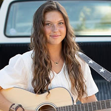 Headshot photo of Karis R. '23