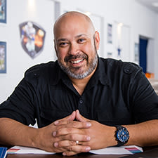 Headshot photo of Joe de la Cruz