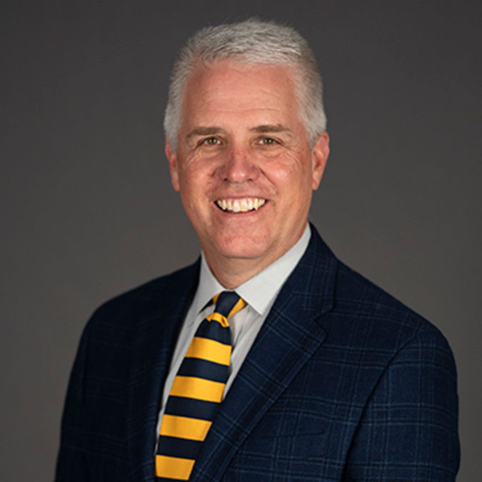 Headshot photo of Shannon Dreyfuss