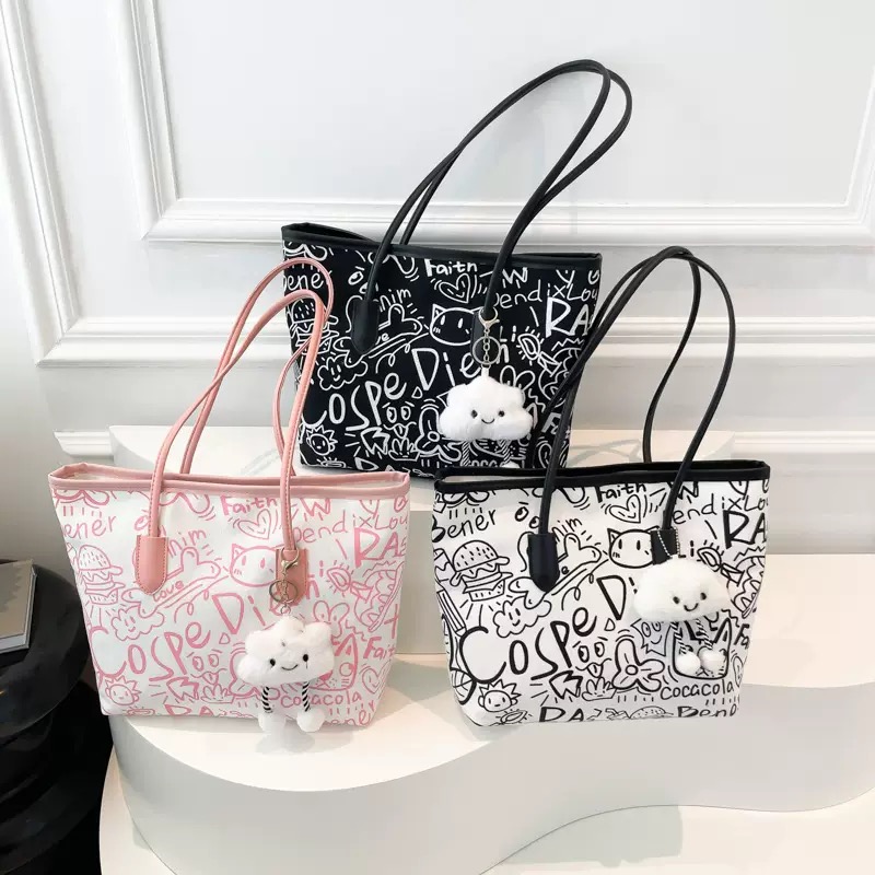 Graffiti tote bag with pendant - China Import to Ghana