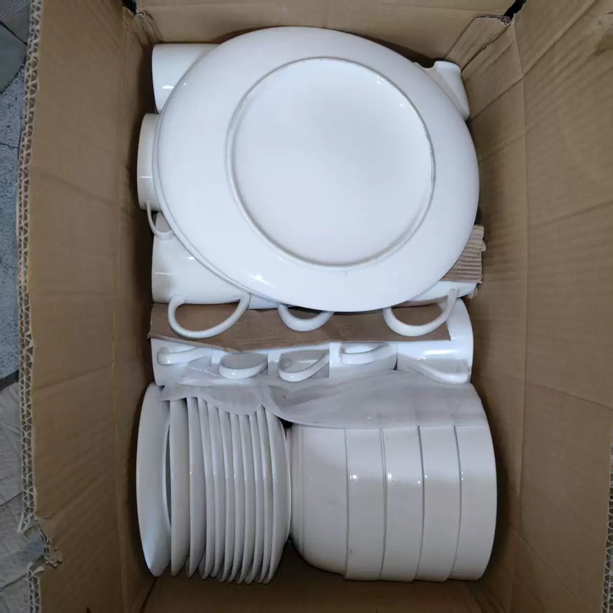 40–50 Piece Ceramic Dinner Set - China Import to Ghana