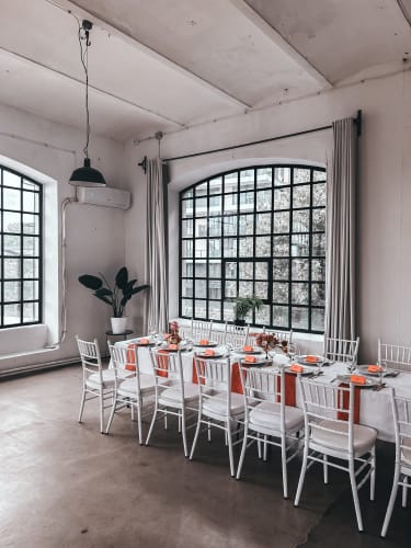 Városi romantika: egy loft esküvő varázsa