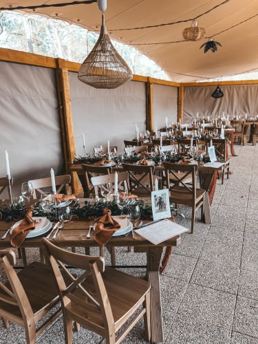 Narancs és zöld színek találkozása a Visegrád időtlen szépségével