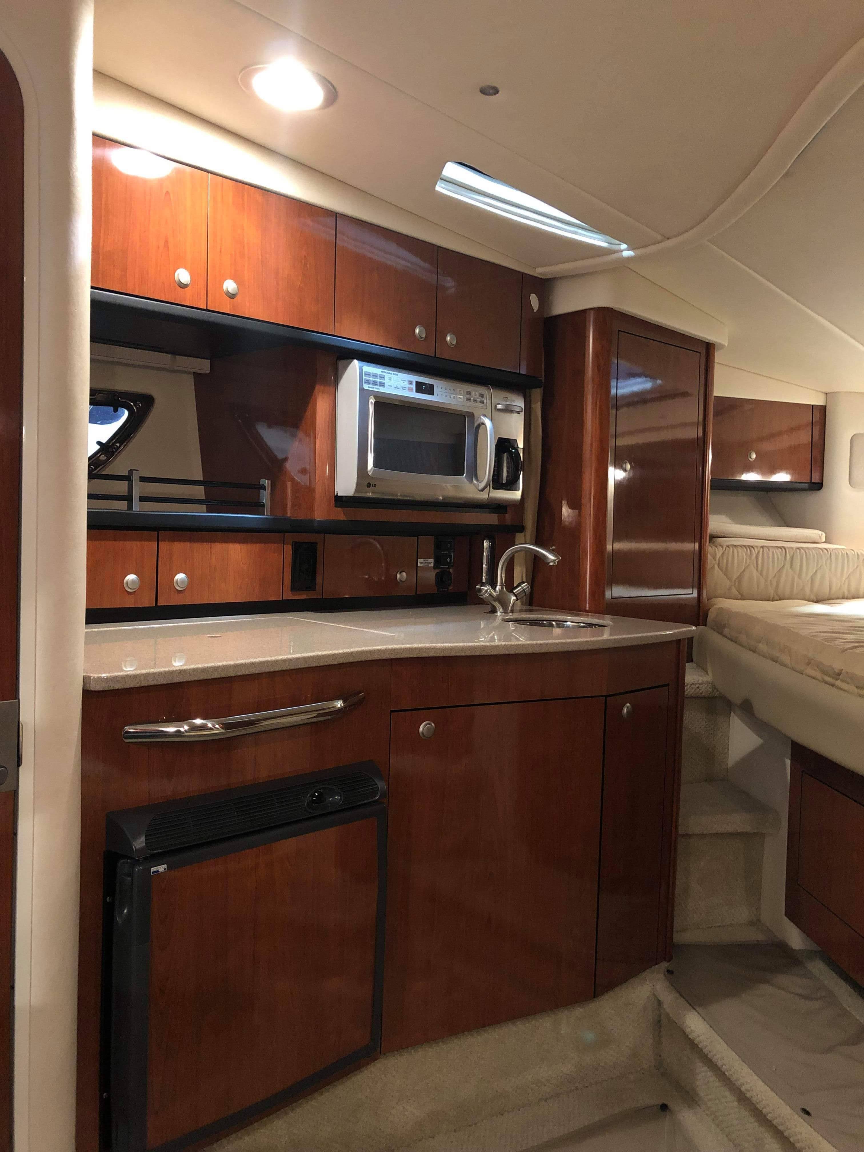 40 Cruiser Yacht - Deck View