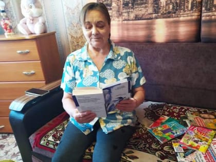 В Покровском библиотекарь разносит книжные новинки читателям старшего возраста