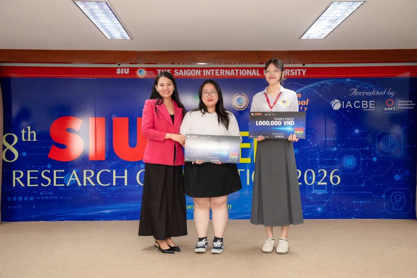 Khoảnh khắc vinh danh tại cuộc thi nghiên cứu khoa học SIU