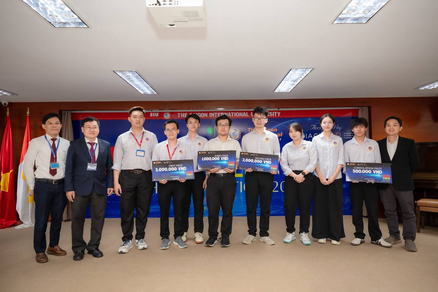 Hình ảnh hoạt động nghiên cứu khoa học của SIU Algo Club
