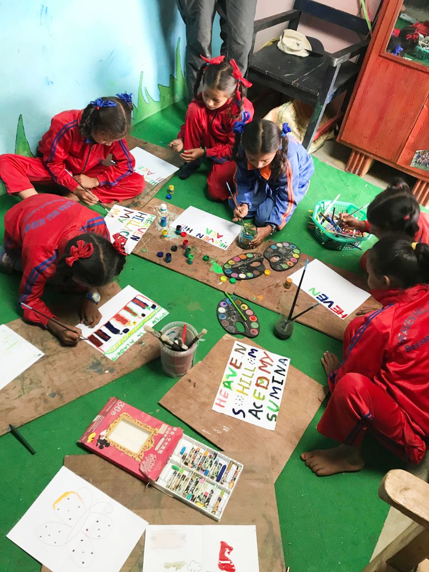 尼泊爾志工學校畫畫
