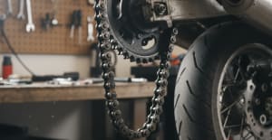 Qué ocurre si la cadena de su moto está demasiado floja