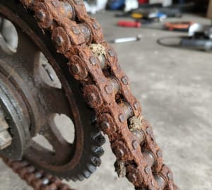 Cuándo cambiar la cadena de la moto