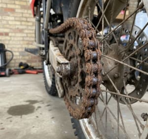Solution pour la rouille de la chaîne de moto