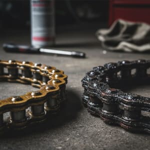 A quelle fréquence dois-je lubrifier la chaîne de ma moto ?