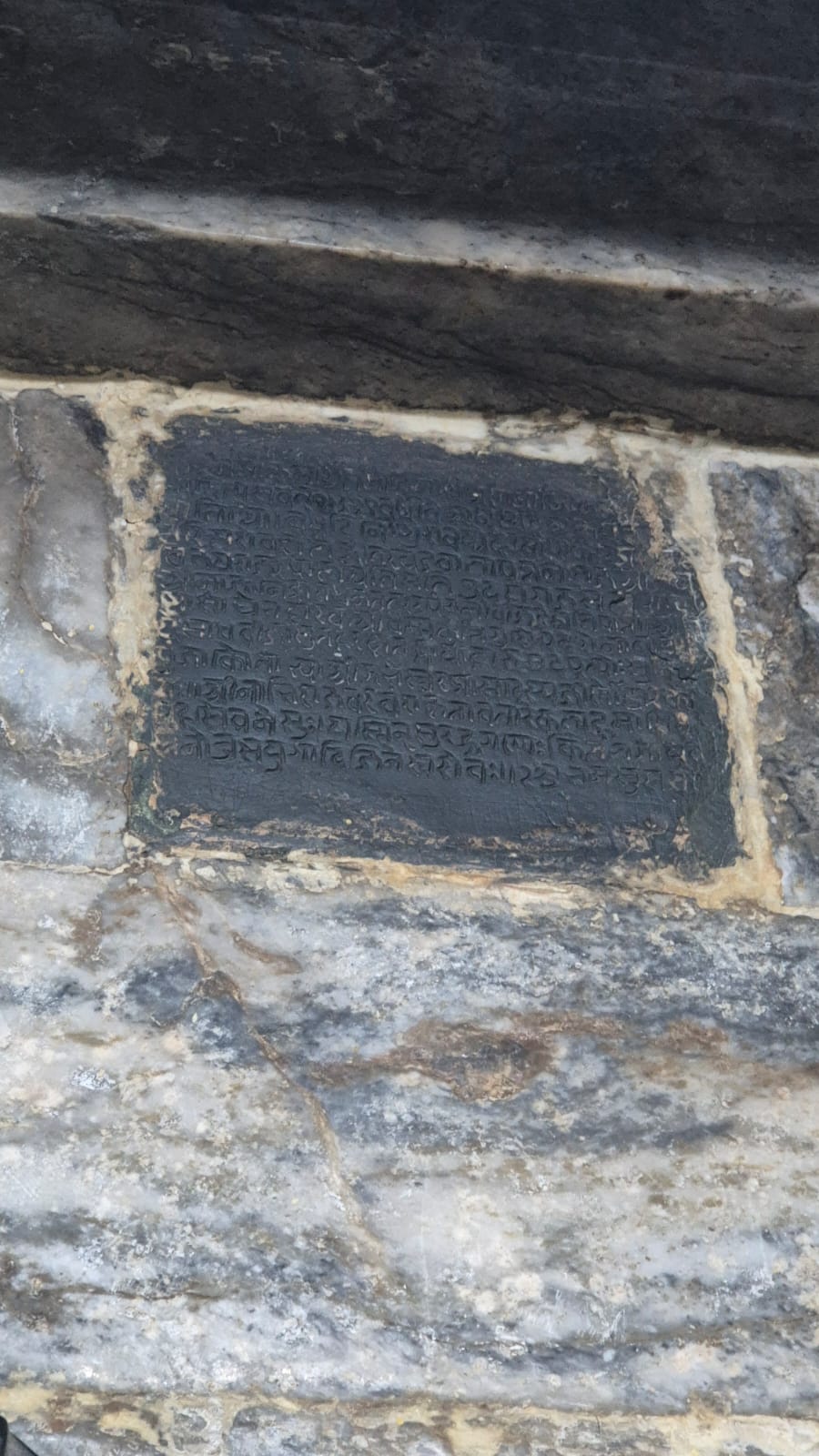Original inscription on the north wall of Khela Mandap. In V.S. 1431, Shah Hardas and his sons renovated the temple under Digambar Jain Bhattaraka Shri Dharmakirti ji.
