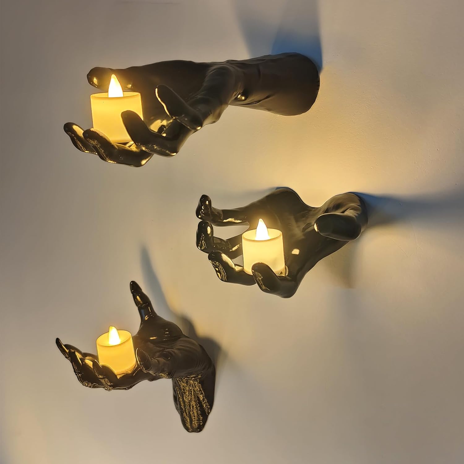 Manos escalofriantes con velas