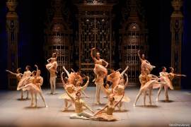 Prijenos baleta <em> Orašar</em> na velikom ekranu ispred kazališta