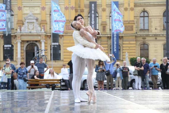 <em>Čarolija ljeta</em> ispred kazališta 8