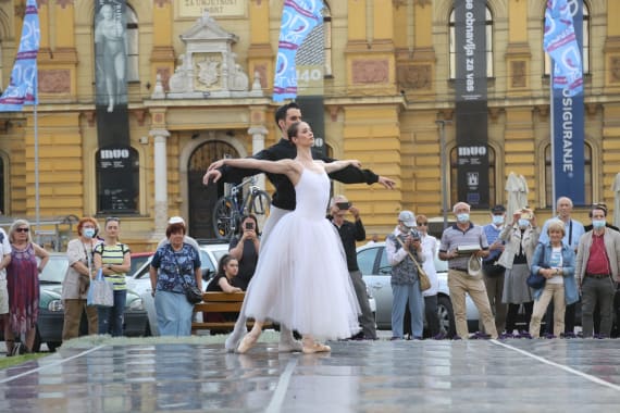 <em>Čarolija ljeta</em> ispred kazališta 2