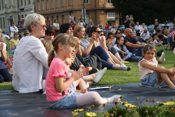 <em>Čarolija ljeta</em> ispred kazališta 12