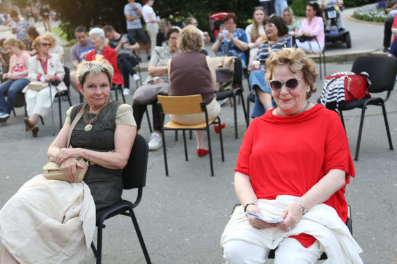 <em>Čarolija ljeta</em> ispred kazališta 13