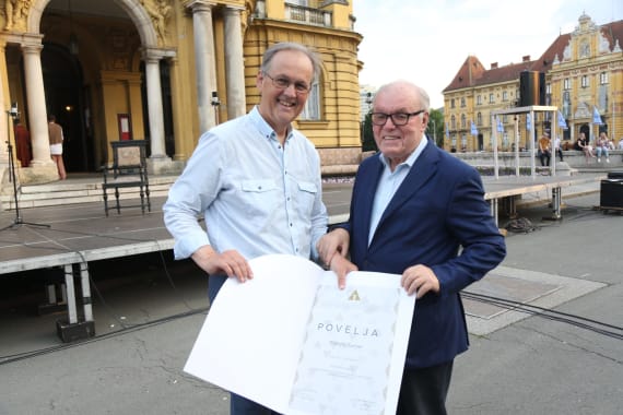 <em>Čarolija ljeta</em> ispred kazališta 15