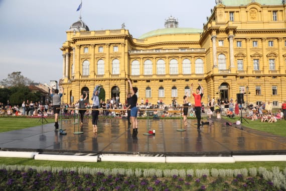 <em>Čarolija ljeta</em> ispred kazališta 11