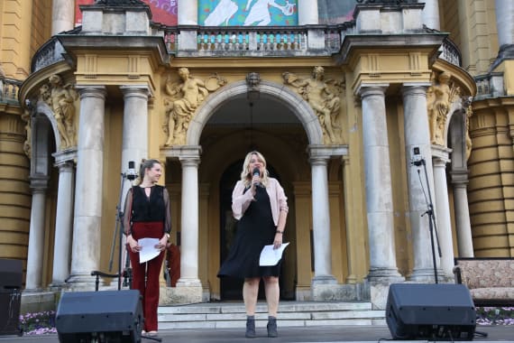 <em>Čarolija ljeta</em> ispred kazališta 16