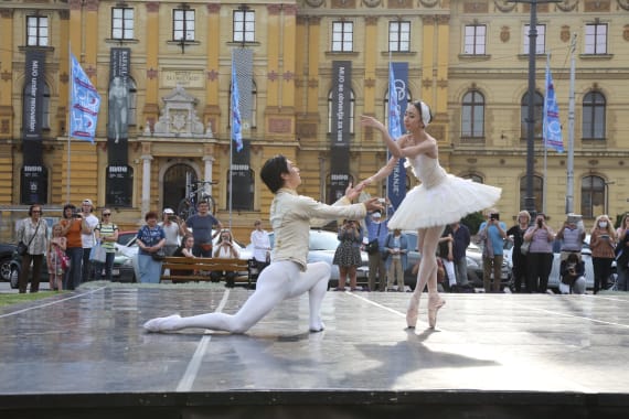 <em>Čarolija ljeta</em> ispred kazališta 9