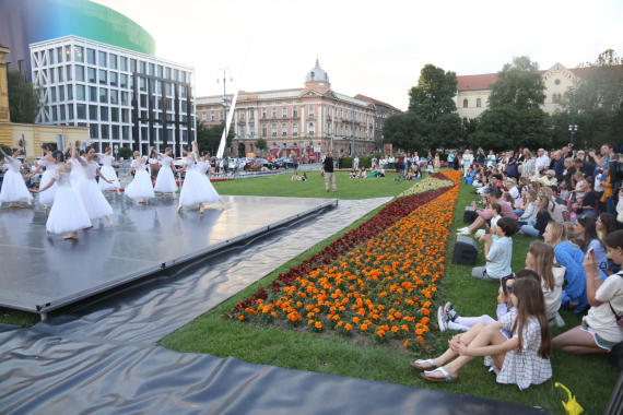 <em> Balet u predvečerje </em> ispred kazališta 2