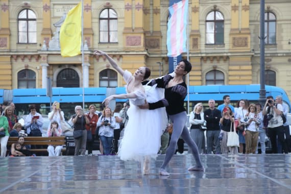 <em> Balet u predvečerje </em> ispred kazališta 8