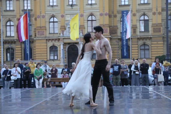 <em> Balet u predvečerje </em> ispred kazališta 15
