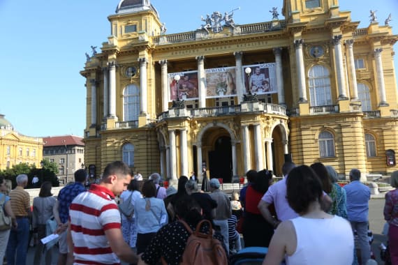 <em>Hrvatski operetni intermezzo </em> održan ispred kazališta 4