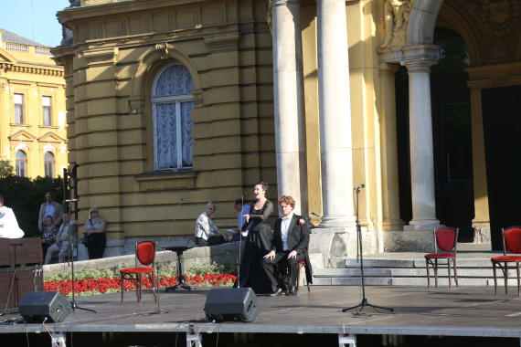 <em>Hrvatski operetni intermezzo </em> održan ispred kazališta 1