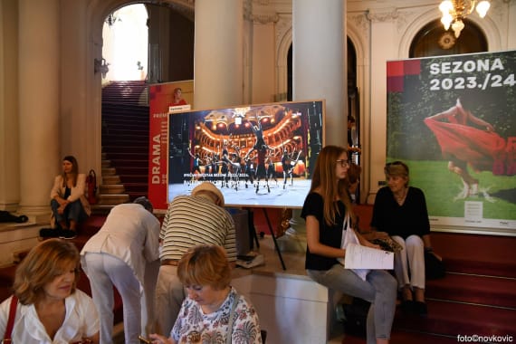 Veliki odaziv publike na prvi dan upisa pretplate 8