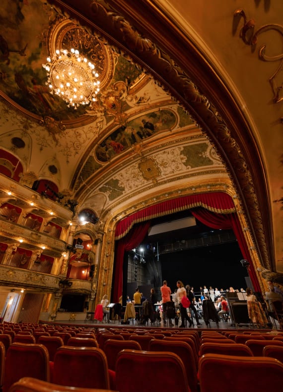 Dugotrajnim aplauzom i ovacijama ispraćena premijerna izvedba opere <em>La Bohème </em> Giacoma Puccinija 21