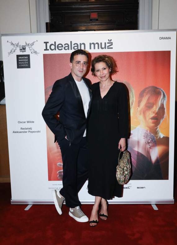 Ovacijama ispraćena premijera drame <em>Idealan muž</em> 9