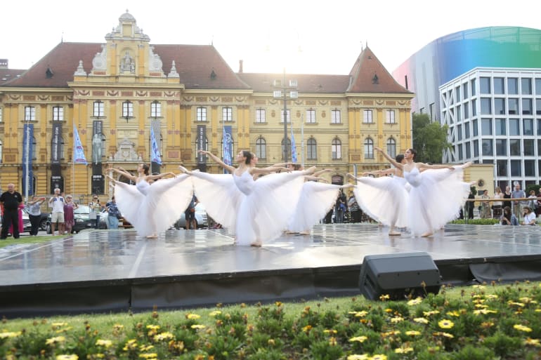 <em>Čarolija ljeta</em> ispred kazališta