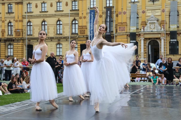 <em> Labuđe jezero </em> i <em> Giselle</em> ispred kazališta