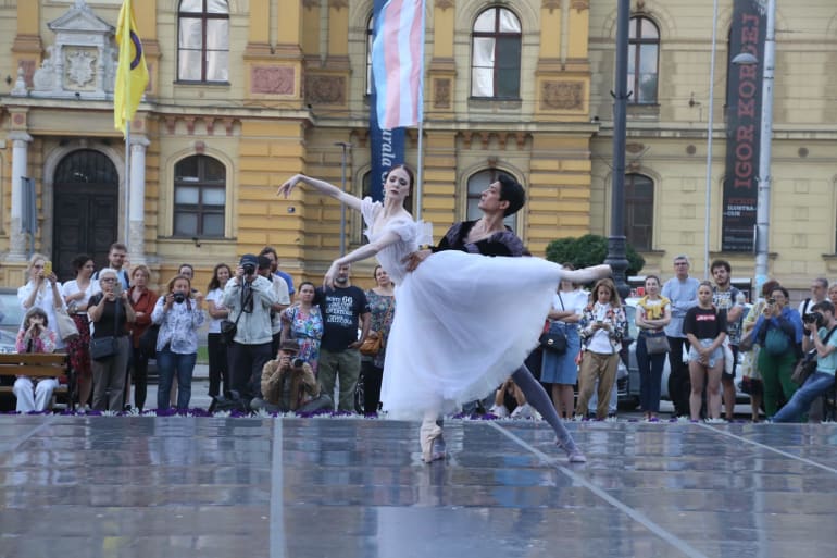 <em> Balet u predvečerje </em> ispred kazališta