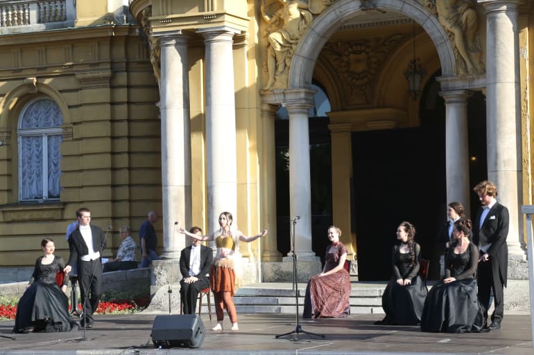 <em>Hrvatski operetni intermezzo </em> održan ispred kazališta