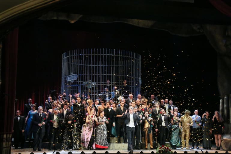 The premiere of operetta <em> The Bat </em> - laughter, champagne and confetti just before the New Year