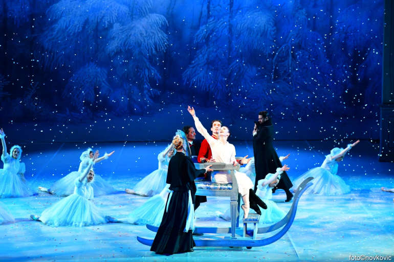 Prijenos uživo baleta <em>Orašar</em> na velikom ekranu ispred HNK u Zagrebu