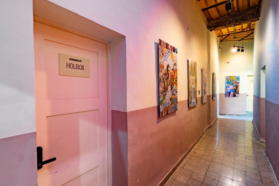 Pasillos con arte camino a baños y azotea Nomaddicts