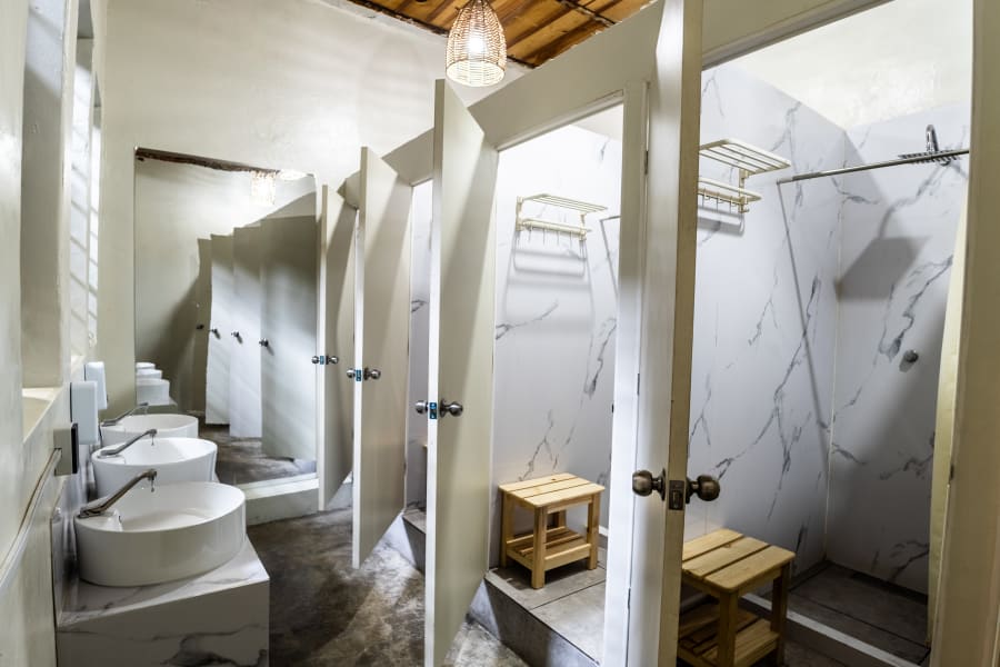 Regaderas compartidas mixtas limpias y modernas Hostal CDMX