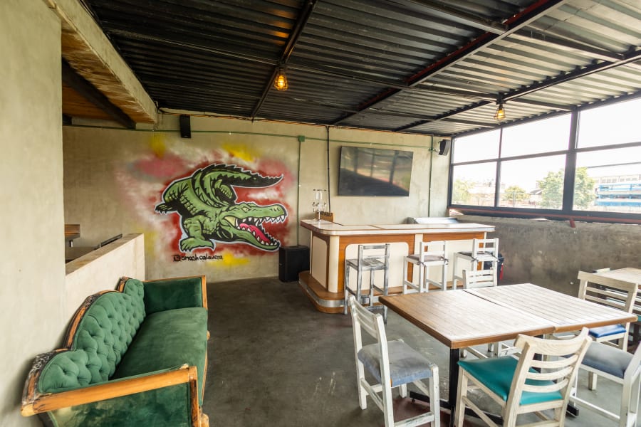 Bar y TV en zona común Nomaddicts Hostal CDMX