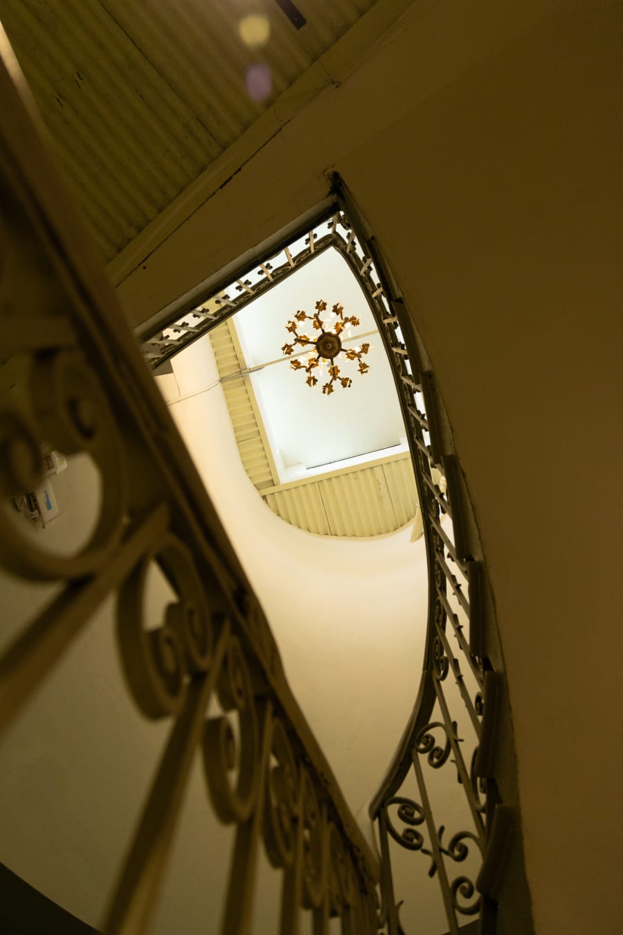 Escaleras edificio histórico Nomaddicts Hostal CDMX